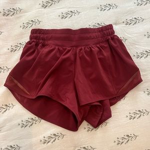 Red Hotty Hot Low-Rise Line short 2.5 Lululemon